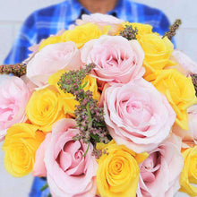 Load image into Gallery viewer, Astralis Fresh Flower Bouquet - Rosaholics