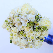 Load image into Gallery viewer, Grazie Mille Fresh Flower Bouquet - Rosaholics
