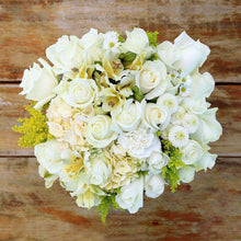 Load image into Gallery viewer, Grazie Mille Fresh Flower Bouquet - Rosaholics
