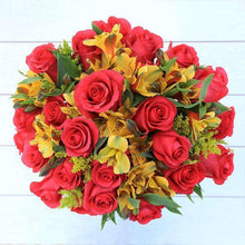 Load image into Gallery viewer, Jet Setter Fresh Flower Bouquet - Rosaholics
