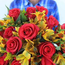 Load image into Gallery viewer, Jet Setter Fresh Flower Bouquet - Rosaholics

