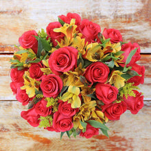 Load image into Gallery viewer, Jet Setter Fresh Flower Bouquet - Rosaholics
