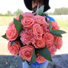 Load image into Gallery viewer, Princess Fresh Flower Bouquet - Rosaholics
